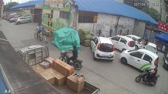 警察抓人遇到吃瓜群众,抓捕现场吃瓜群众围观成风景